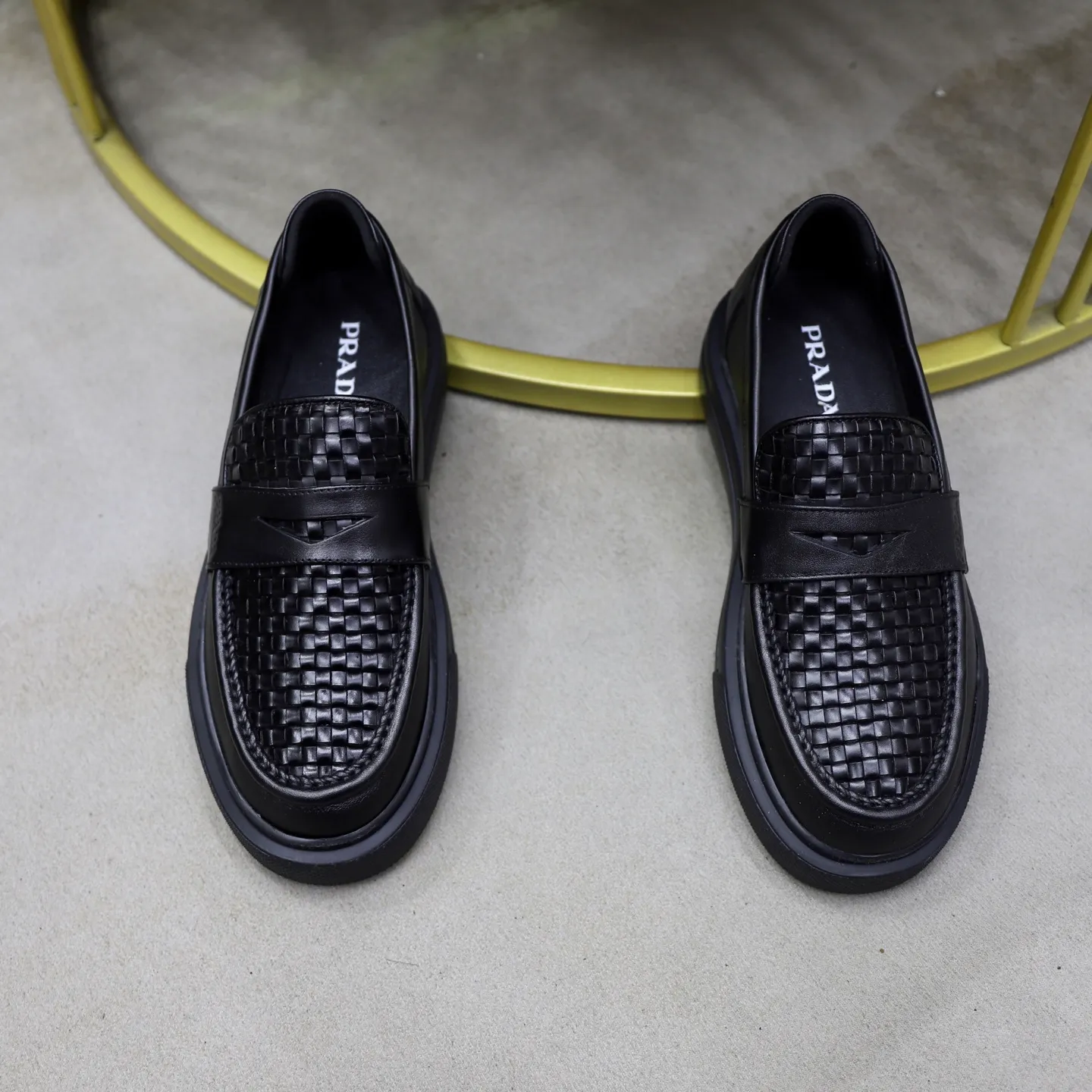 Ex-factory price: 500💰🙅‍♂️🙅‍♂️🙅‍♂️ Brand: PRADA Standard code: Men's code 38-44 (45 can be customized) Grade: Same style as the official website Original order quality Material: Original cowhide surface Comfortable lining Original outsole Style category: Men's fashionable casual leather shoes Distinguished big-name luxury elements Top luxury Color: Color of the actual picture